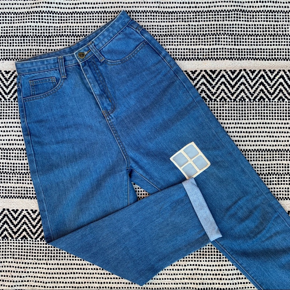 *UNIQUE* High Rise Mom Jeans size 24
